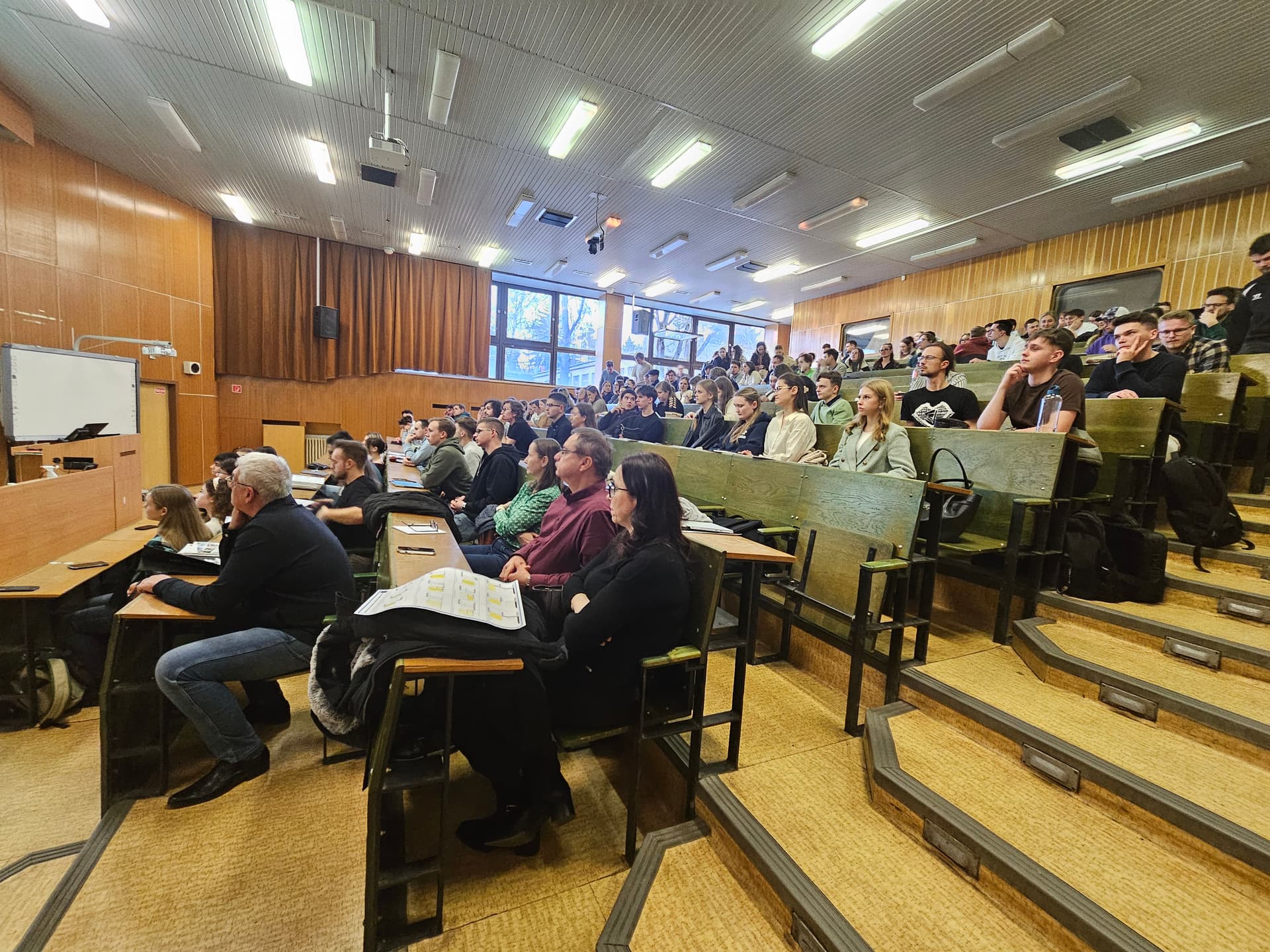 Prednášajúci a študenti počas úvodnej prednášky, 3.3.2026
