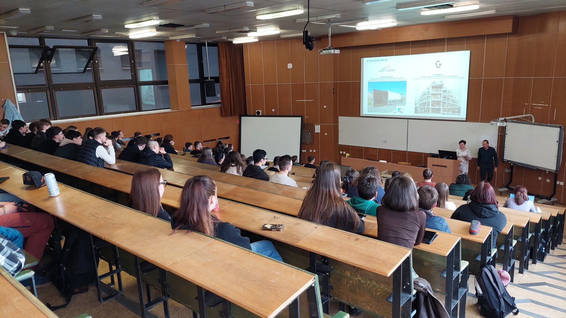 Ukážka izolačného skla počas prednášky, 10.3.2026
